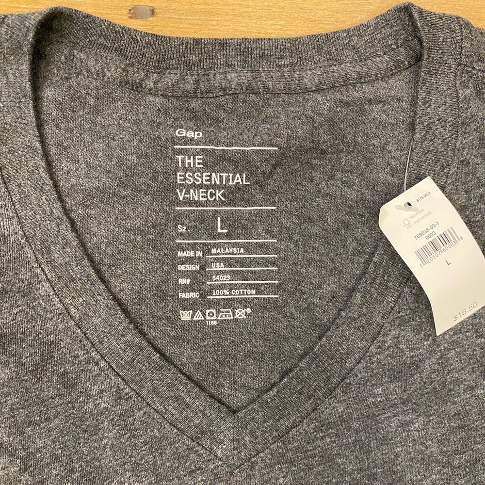 GAP V-Neck Tee NWT